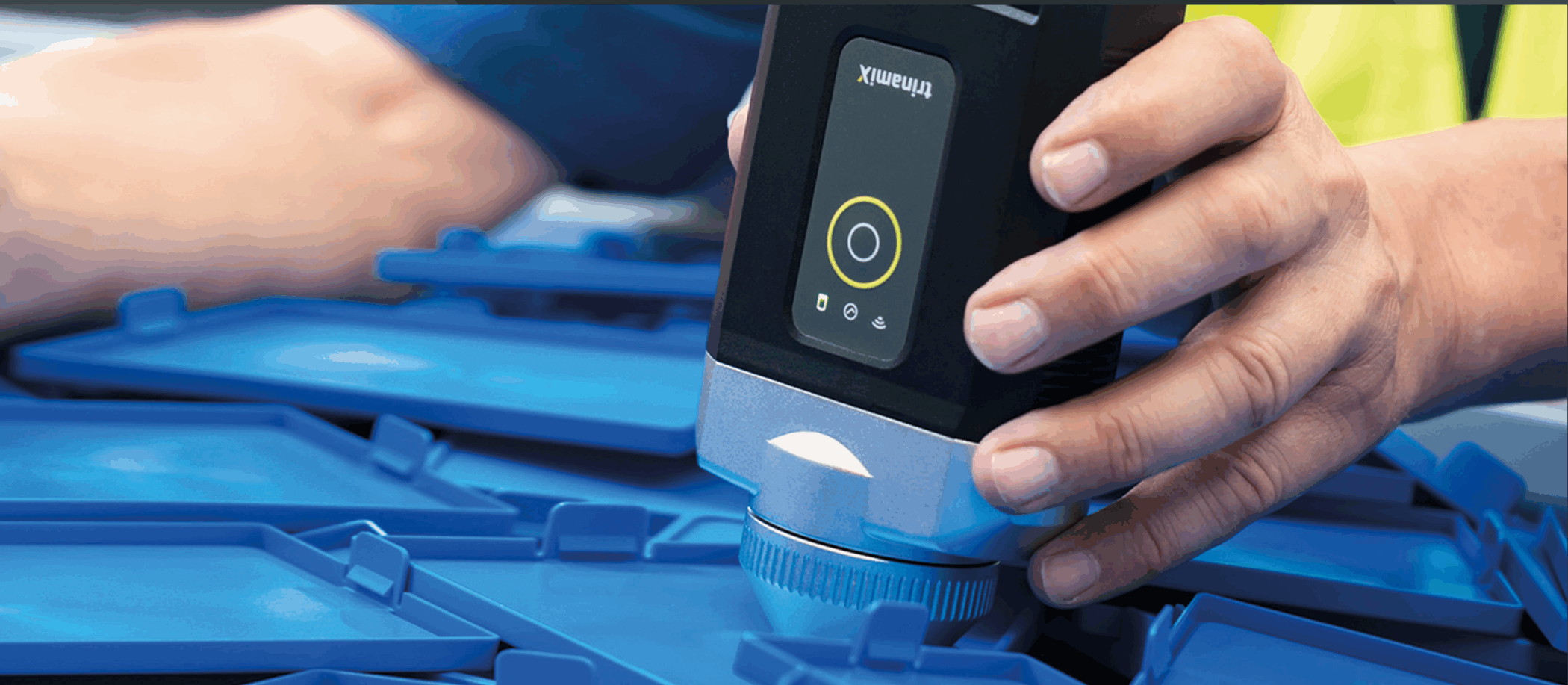 trinamiX Pal One scanner analyzing blue plastic sample within 2 seconds trinamiX Pal One scanner analyzing blue plastic sample within 2 seconds